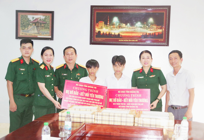 Hội Phụ nữ Bộ CHQS tỉnh Quảng Trị trao quà và kinh phí hỗ trợ trẻ em có hoàn cảnh khó khăn. Ảnh: KIM QUY 