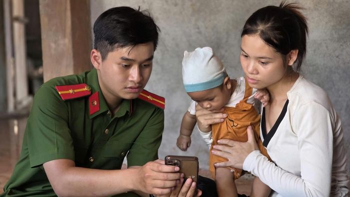 Cán bộ chiến sĩ Công an xã Trà Tập hướng dẫn người dân cài đặt, thao tác đăng ký TTHC trên điện thoại thông minh.