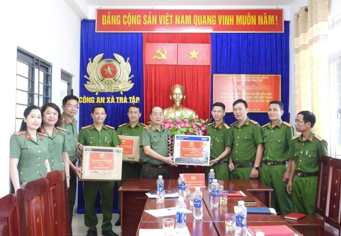 Thiếu tướng Nguyễn Hữu Hợp - Bí thư Đảng ủy Giám đốc Công an TP Đà Nẵng thăm, tặng trang thiết bị cho Công an xã Trà Tập.