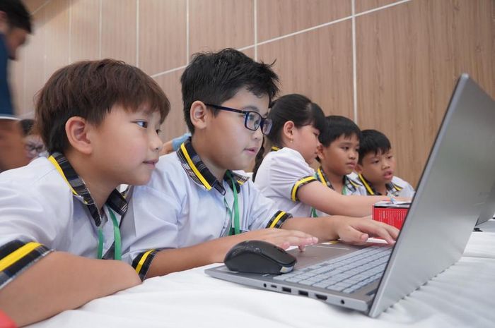  Dù còn nhỏ tuổi, nhưng các em tham gia cuộc thi một cách nghiêm túc và đầy nhiệt huyết. Trong ảnh là thời điểm các thí sinh kiểm tra bảng lập trình của robot trước khi vào thi đấu. 