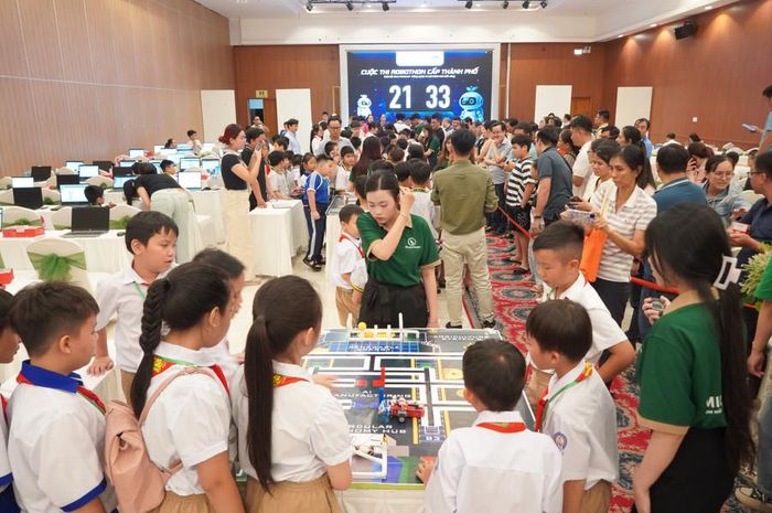  Vào cuộc thi, các robot phải thực hiện những nhiệm vụ đã được thí sinh lập trình sẵn. Càng thực hiện nhiều nhiệm vụ, thí sinh đạt điểm càng cao. 