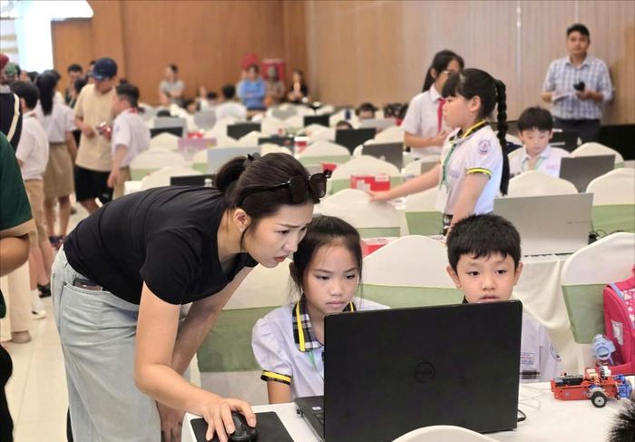  Một phụ huynh hồi hộp giúp thí sinh kiểm tra bảng lập trình, robot trước khi bước vào cuộc thi. 