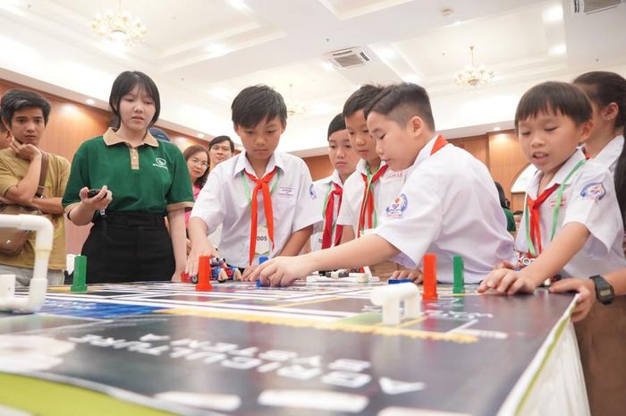  Cuộc thi dành cho học sinh từ 7 - 15 tuổi đam mê STEM, yêu thích lập trình. Năm nay cuộc thi cấp TP Cần Thơ có 122 học sinh tham gia, trong đó cấp độ Sơ cấp 54 học sinh, Trung cấp 56 học sinh và cao cấp 12 học sinh. 