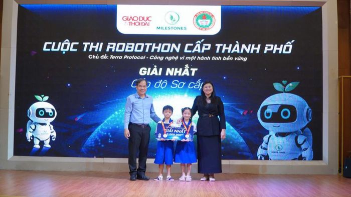  Ông Nguyễn Phúc Tăng và bà Võ Thị Hiền trao giải Nhất (Sơ cấp) cho Đội Trường Tiểu học Bình Thủy. 