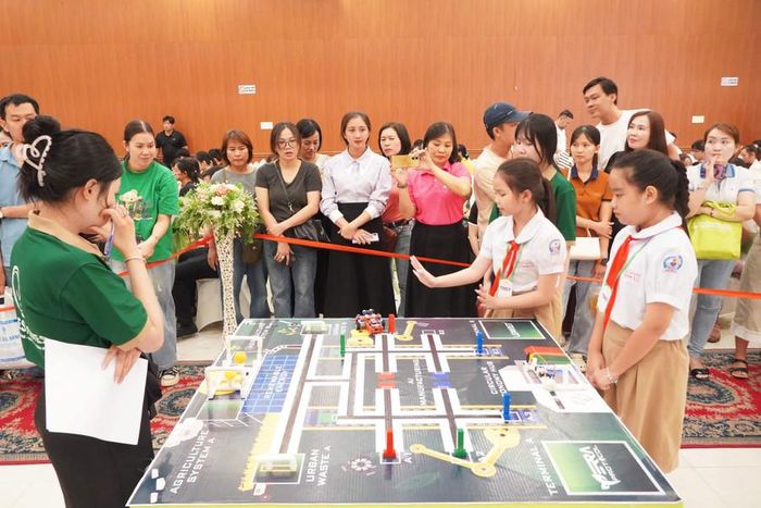  Các thí sinh thể hiện sự sáng tạo, kỹ năng lập trình và khả năng làm việc nhóm tại Cuộc thi. 