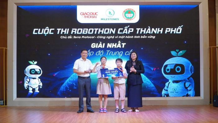  Trao giải Nhất (Trung cấp) cho Đội Trường Tiểu học Ngô Quyền. 