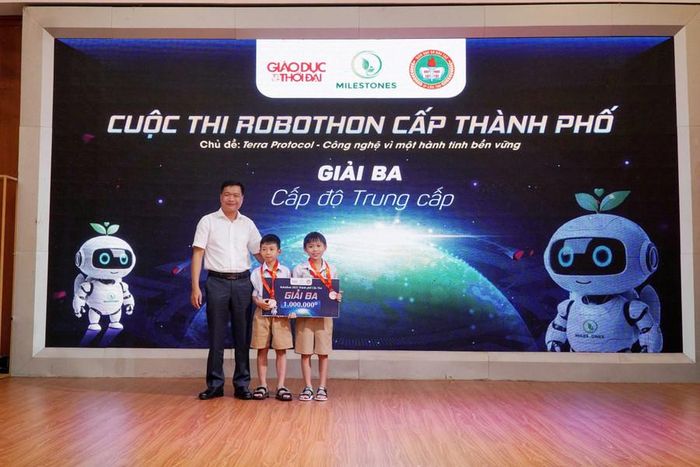  Thí sinh đạt giải Ba nhận khen thưởng từ Ban Tổ chức. 