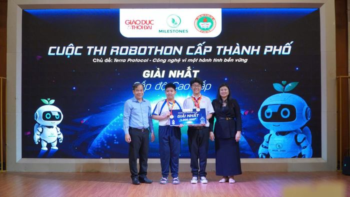  Ban tổ chức trao giải Nhất cho đội thi Trường THCS Đoàn Thị Điểm (Cao cấp). 