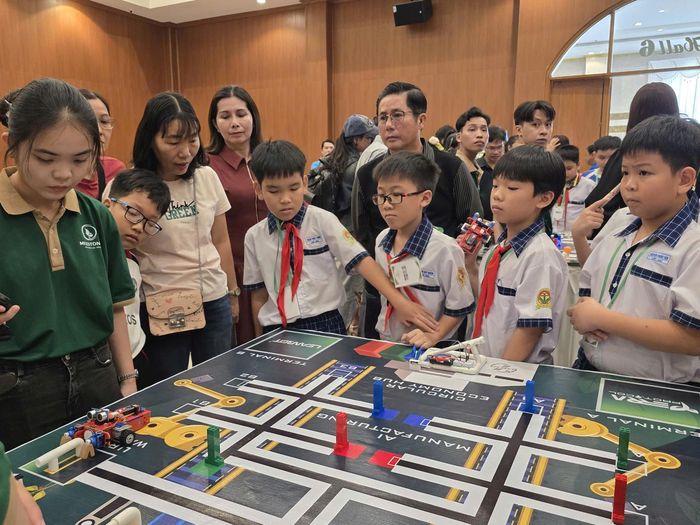  Các học học sinh tranh tài tại cuộc thi Robothon. 