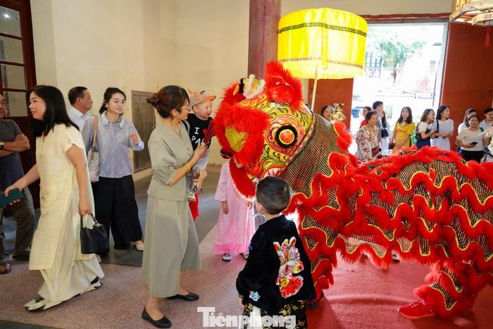  Trước đó, lễ khai mạc Tết Trung thu truyền thống năm 2025 vào ngày 25/9 tại Trung tâm Văn hóa Nghệ thuật, số 22 Hàng Buồm đã thu hút rất đông du khách tham dự. Tại đây, du khách và thiếu nhi được trải nghiệm không gian giới thiệu đồ chơi Trung thu truyền thống, tham gia các hoạt động làm đèn ông sao, đèn kéo quân, tiến sĩ giấy, chuồn chuồn tre… 
