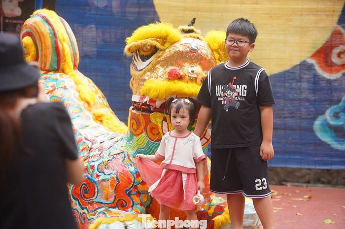  Nhiều em thiếu nhi được gia đình đưa đi chơi, tìm hiểu về Trung thu - một trong những lễ hội quan trọng của Việt Nam. 