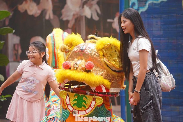 Không gian phố bích họa Phùng Hưng không chỉ góp phần mang đến không khí rộn ràng cho mùa Trung thu 2025 mà còn góp phần gìn giữ, phát huy những giá trị văn hóa, đồng thời khẳng định sức sống bền vững của lễ hội truyền thống trong đời sống đương đại. 
