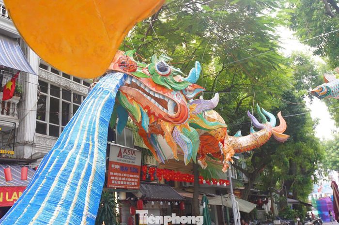  Từ kho tàng văn hóa của Thăng Long - Hà Nội, kết hợp với các giá trị văn hóa dân gian của đồng bằng Bắc bộ, các hoạt động của Tết Trung thu năm 2025 đã được các họa sĩ, nghệ nhân, các nhà thiết kế kết nối, sáng tạo trong các không gian di sản. Dịp này, không gian phố bích họa Phùng Hưng cũng khoác lên mình diện mạo mới nhằm thu hút du khách trong và ngoài nước. 