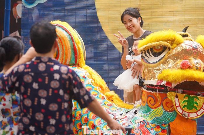  Không gian bích họa phố Phùng Hưng được trang trí theo chủ đề Mùa trăng cổ tích với những chiếc đèn hoa rực rỡ, mô hình đèn lồng, con lân cỡ lớn, phục vụ cho nhu cầu chụp ảnh check-in của du khách. Đây cũng là nơi nhiều hoạt động vui chơi dành cho trẻ em, trong đó có các trò chơi dân gian và trò chơi STEM (khoa học, công nghệ, kỹ thuật và toán học). 