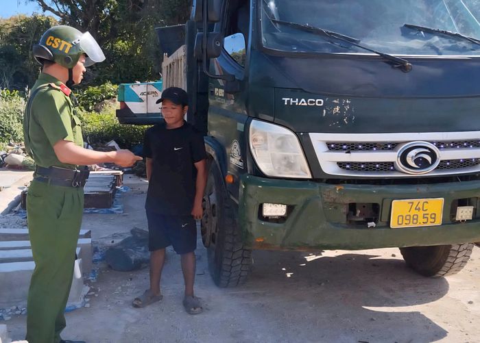 Công an Đặc khu Cồn Cỏ tăng cường tuần tra, kiểm soát, đảm bảo trật tự, an toàn giao thông. (Ảnh: Công an Quảng Trị).