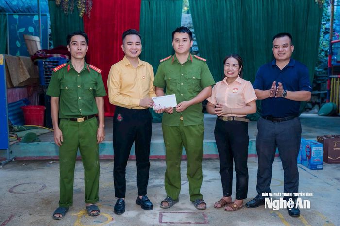 Trao 15 triệu đồng hỗ trợ lực lượng Công an xã Yên Hòa khắc phục sự cố sau bão số 10. Ảnh: PV