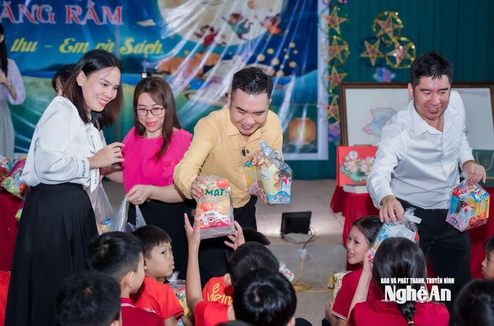 Tặng tặng những món quà trung thu tới các em học sinh vùng lũ Yên Hòa. Ảnh: PV