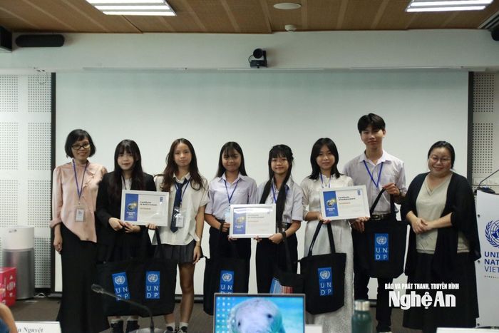 Ban tổ chức trao giải cho 3 dự án xuất sắc nhất cuộc thi. Ảnh: NVCC