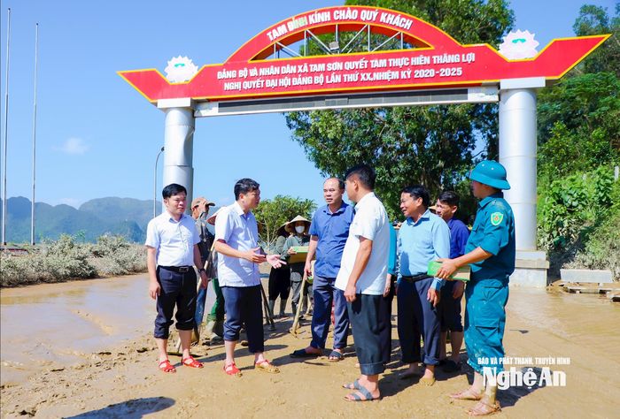 Chủ tịch UBND tỉnh Lê Hồng Vinh trao đổi với lãnh đạo xã Nhân Hòa và các lực lượng ở cơ sở, người dân về công tác khắc phục hậu quả bão lụt trên địa bàn. Ảnh: Thành Duy