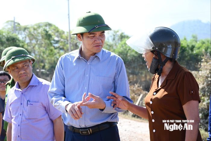 Phó Bí thư Thường trực Tỉnh ủy trao đổi cùng cán bộ cơ sở. Ảnh: Thành Cường