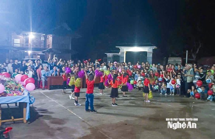 Trung thu sớm cho trẻ em vùng lũ Mỹ Lý. Ảnh: CSCC