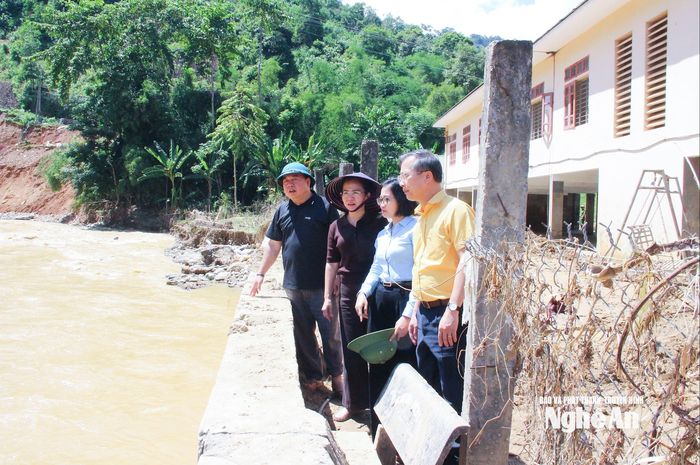 Đồng chí Võ Thị Minh Sinh - Phó Bí thư Tỉnh ủy, Chủ tịch Ủy ban Mặt trận Tổ quốc Việt Nam tỉnh, Trưởng đoàn Đại biểu Quốc hội tỉnh động viên, kiểm tra khu vực bị ảnh hưởng tại xã Yên Na. Ảnh: Mai Hoa