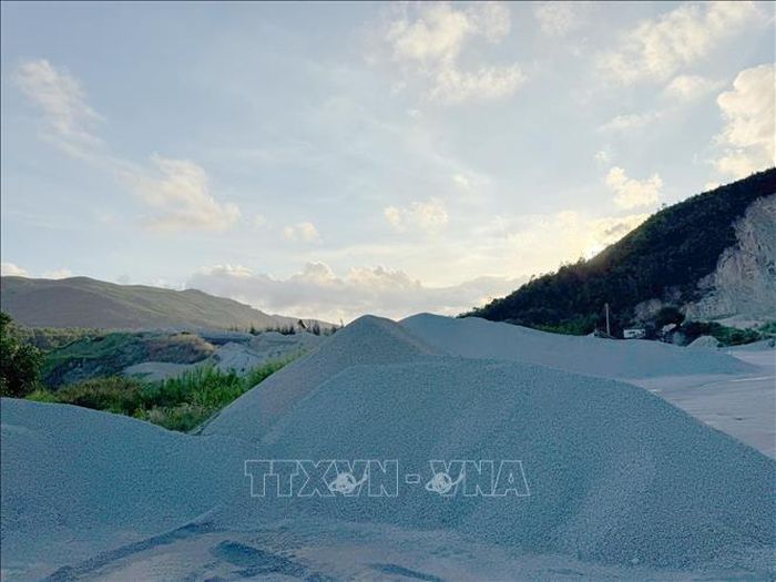 Công ty TNHH MTV Hoàng Nguyên Hải đang sử dụng gần 10.500 mét vuông đất nông nghiệp tại thôn Vạn Lý, xã Nguyễn Nghiêm tỉnh Quảng Ngãi để làm bãi chứa đá vật liệu xây dựng, đặt máy móc, thiết bị là sai mục đích sử dụng đất.
