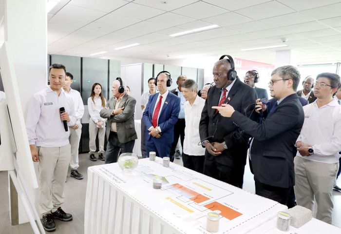 Chủ tịch Quốc hội Cuba Esteban Lazo Hernandez và đoàn công tác thăm Nhà máy Nestlé Bông Sen (Khu công nghiệp Thăng Long II). Ảnh: Thế Duyệt/TTXVN