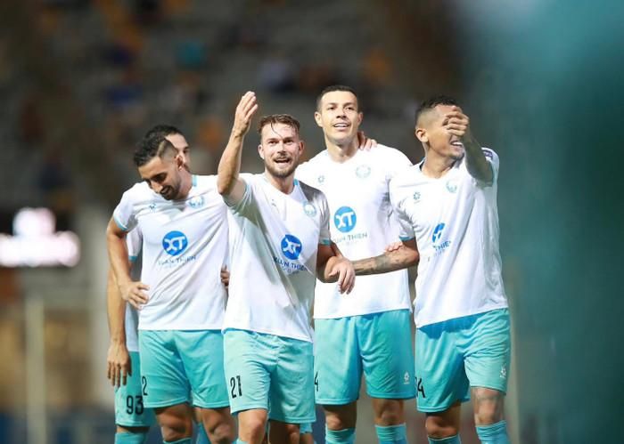 Không bị ràng buộc luật cân bằng tài chính, Nam Định FC sắm rất nhiều ngoại binh đá giải châu Á. Ảnh: CLB Nam Định