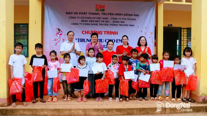 Ban tổ chức trao tặng học bổng cho các học sinh vượt khó, học giỏi tại xã Thọ Sơn. Ảnh: Quang Minh