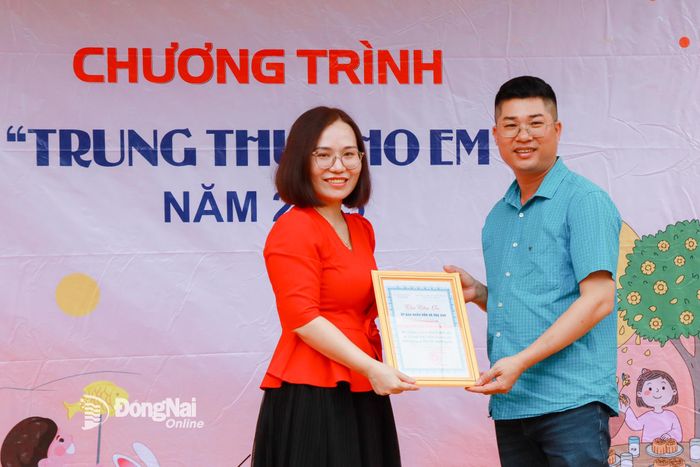 Đại diện lãnh đạo xã Thọ Sơn trao thư cảm ơn đến Báo và Phát thanh, Truyền hình Đồng Nai. Ảnh: Quang Minh