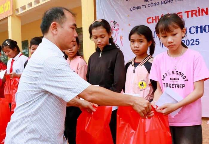 Đại diện Ban Giám hiệu Trường TH-THCS Đoàn Đức Thái (xã Thọ Sơn, tỉnh Đồng Nai) trao tặng quà cho trẻ em có hoàn cảnh khó khăn trên địa bàn xã Thọ Sơn. Ảnh: Quang Minh