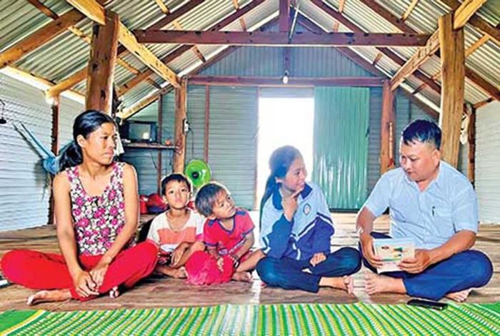 Thầy Tùng thăm và động viên em Nay H’Lại (lớp 8, Trường Tiểu học & THCS Đinh Núp) được “Tủ bánh mì 0 đồng” hỗ trợ xây nhà nhân ái. Ảnh: P.D