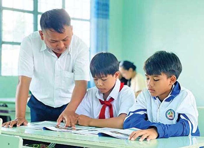 Thầy Tùng ân cần, tận tâm chỉ dạy học sinh. Ảnh: P.D