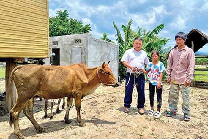 Thầy Tùng trao sinh kế cho em Đinh KDiết (lớp 7, Trường Tiểu học & THCS Đinh Núp). Ảnh: P.D