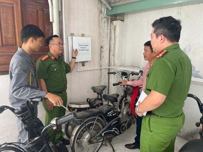 Cảnh sát PCCC thường xuyên kiểm tra, đôn đốc và nhắc nhở các cơ sở chủ động đảm bảo an toàn PCCC. Ảnh: K.A 