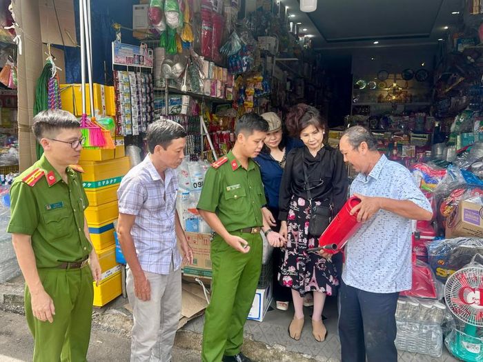  Người dân được cảnh sát khu vực hướng dẫn các thao tác sử dụng bình chữa cháy xách tay. Ảnh: K.A 