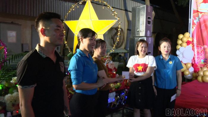  Công đoàn phường Nghĩa Lộ phối hợp tổ chức trung thu cho con em công nhân Công ty TNHH May Chiến Thắng. 