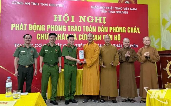 Công an tỉnh phối hợp với Ban Trị sự Giáo hội Phật giáo tỉnh Thái Nguyên phát động phong trào toàn dân phòng cháy, chữa cháy tại các cơ sở phật giáo.