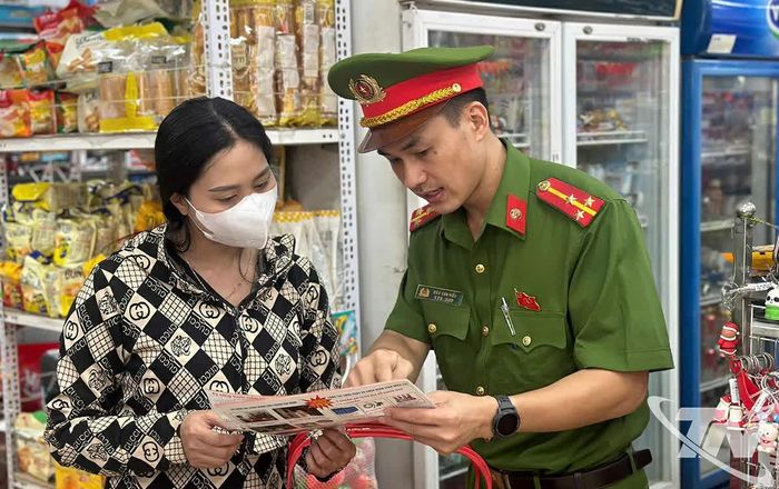 Phát tờ rơi, hướng dẫn người dân phòng cháy, chữa cháy và cứu nạn, cứu hộ.