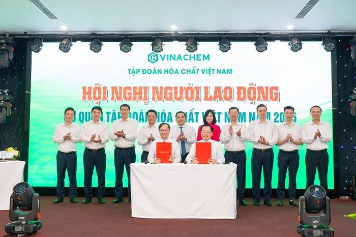 Đồng chí Tổng Giám đốc Tập đoàn và đồng chí Chủ tịch Công đoàn Cơ quan ký Thỏa ước lao động tập thể