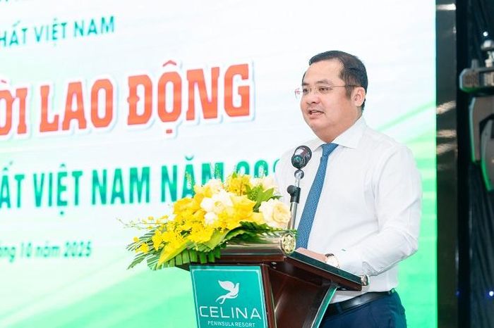 Ông Phùng Quang Hiệp, Ủy viên BCH Đảng bộ Chính phủ, Bí thư Đảng ủy, Chủ tịch HĐTV Tập đoàn phát biểu chỉ đạo tại Hội nghị Người lao động
