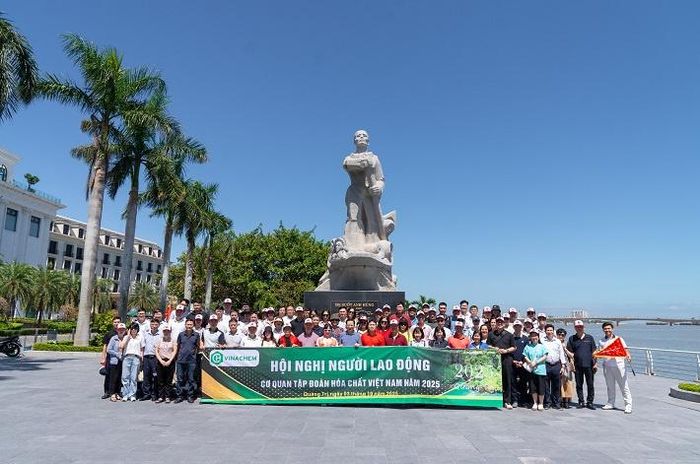 Đoàn đại biểu Tập đoàn Hóa chất Việt Nam dâng hương tưởng niệm tại Nhà lưu niệm Đại tướng Võ Nguyên Giáp và dâng hoa tại Tượng đài Mẹ Suốt