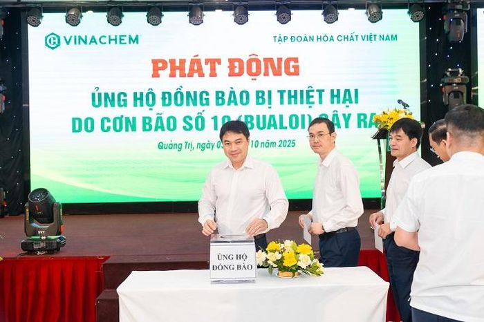 Cán bộ, người lao động Công ty mẹ tham gia ủng hộ đồng bào bị ảnh hưởng bởi bão số 10