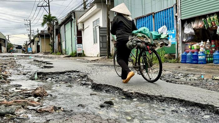 Tương tự, bà Minh Huyền cho biết người dân mong được sớm sửa đường vì đi lại quá nguy hiểm. "Mặt đường lồi lõm, tạo thành những hố sâu khiến việc đi lại khó khăn, nhất là với xe máy và xe đạp điện. Mưa xuống thì nhiều đoạn bị lầy lội, nắng lên thì bụi bay mù mịt, ảnh hưởng đến sinh hoạt hàng ngày", bà Huyền nói.