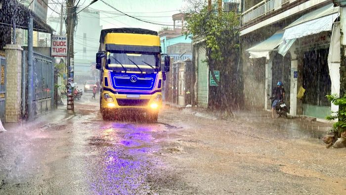 Để đảm bảo an toàn cho người dân, ngành chức năng đã quyết định áp dụng hạn chế tải trọng theo giờ trên tuyến này. Theo đó, bắt đầu từ 0h00 ngày 6/10, các phương tiện có tải trọng trên 2,5 tấn sẽ bị cấm lưu thông trong 3 khung giờ cao điểm (6-8h, 11-13h và 16-18h) trên các tuyến: Lê Ngô Cát, cầu 71, đường Trung Tâm.