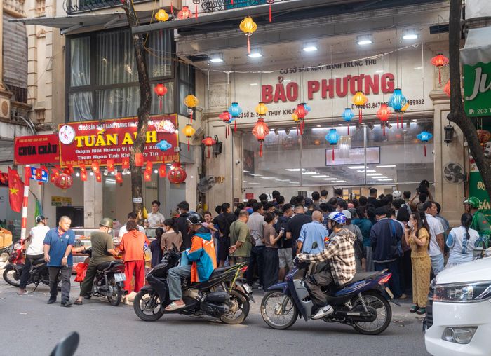 Người dân xếp hàng dài chờ mua bánh trung thu Bảo Phương trên phố Thụy Khuê.