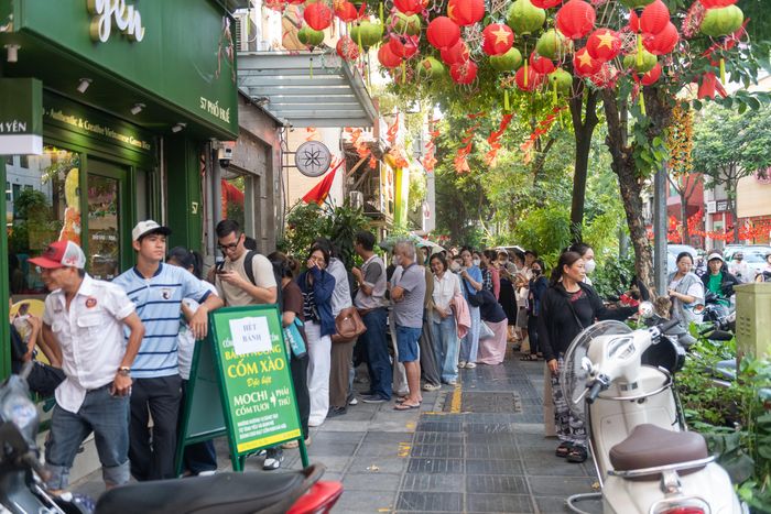 Dòng người kiên nhẫn chờ mua bánh tại tiệm Lam Yên.