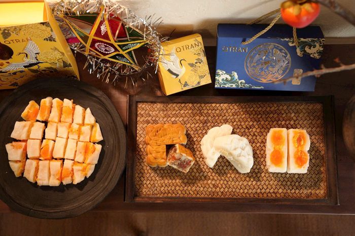 Bánh dẻo nhân sen trứng muối – loại bánh hot trend năm nay tại cơ sở online của chị Quỳnh. Ảnh: NVCC