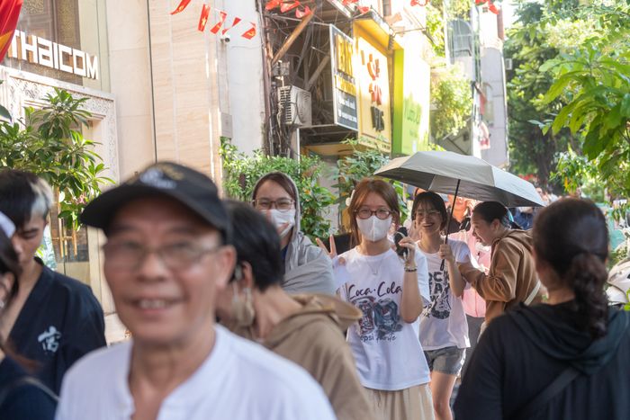 Không khí nhộn nhịp tại Lam Yên, khách chờ đợi nhưng ai cũng hào hứng, vui vẻ.